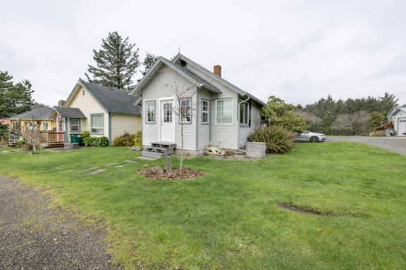 Coastal cottage in Rockaway Beach, steps to ocean - Image 1