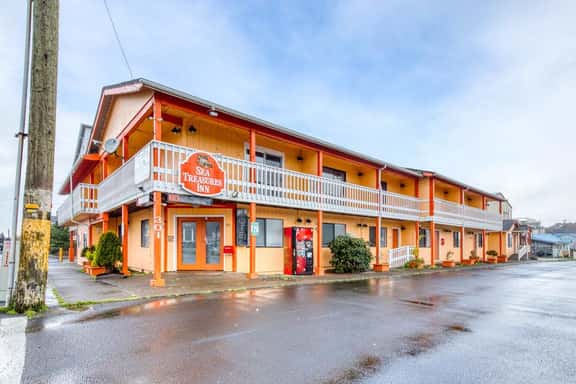 Eight Dog Friendly Rooms with Kitchens and Kitchenettes Walk to Downtown and Beach - Image 1