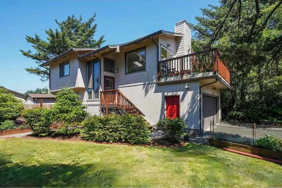 Home with gas fireplace washer dryer and 2 outdoor spaces walk to beach - Image 1