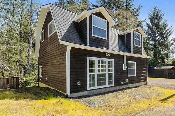 Cozy Coast Escape, Close to the Beach, Family Friendly - Image 1