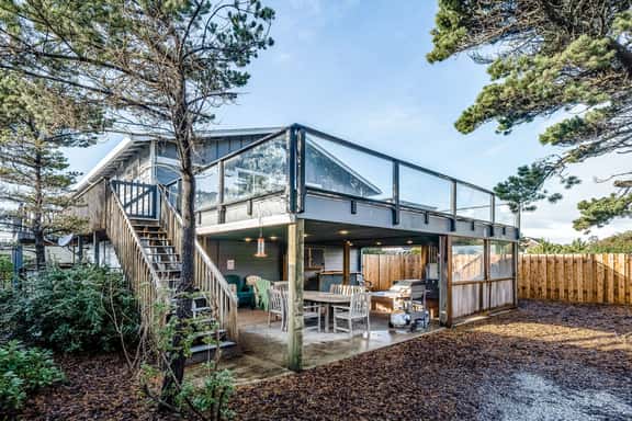 Family friendly house with ocean view and private hot tub walk to beach dogs OK - Image 1