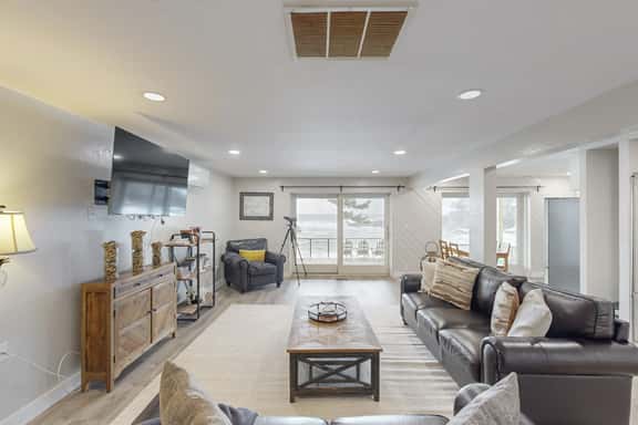 Oceanfront dog friendly home with coastal views telescope walkable location - Image 1