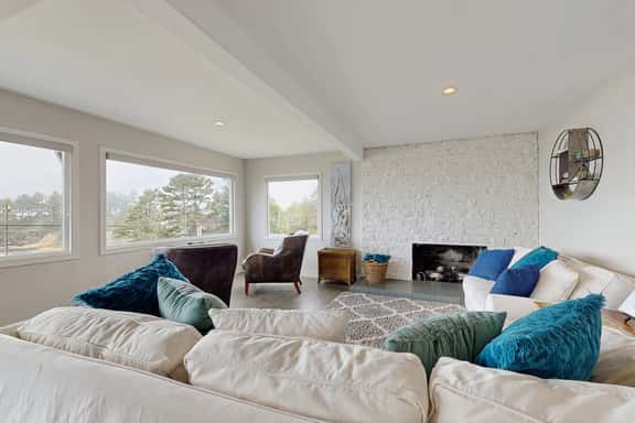 Spectacular Dog Friendly Home with Panoramic Views Free WiFi Game Room Yard - Image 1