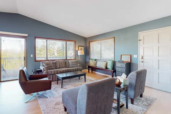 Comfortable inviting home with great deck 2 blocks to the beach - Image 1