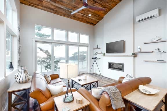 Dreamy oceanfront retreat with spacious deck and high speed WiFi dogs OK - Image 1