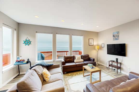 Spacious retreat with beautiful ocean views dog friendly with WiFi patio - Image 1