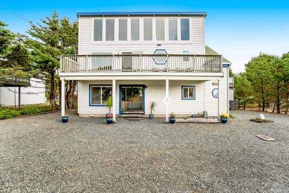 Dog friendly home across street from beach with rooftop deck and views - Image 1