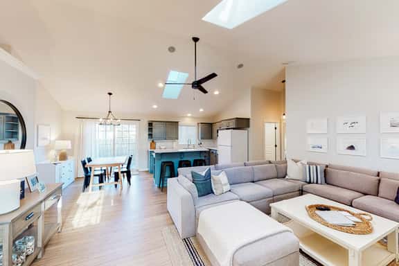 Family Friendly Beach Home with High Speed WiFi Gas Fireplace and Washer Dryer - Image 1
