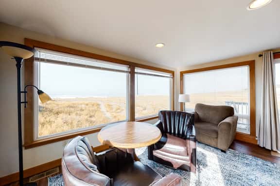 Beautiful oceanfront home with a gorgeous view - Image 1