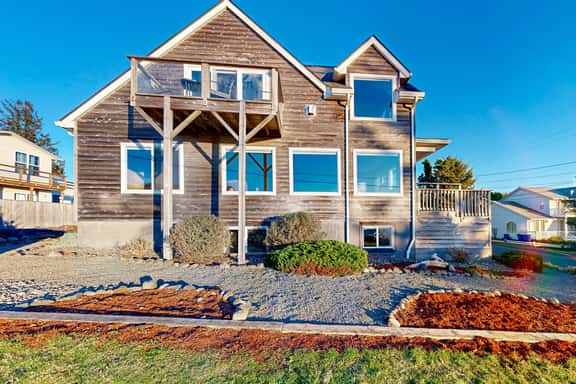 Huge Luxury Home with Game Room and Gourmet Kitchen - Image 1