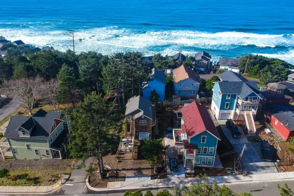 Spacious dog friendly home with WiFi and fireplace near the beach - Image 1
