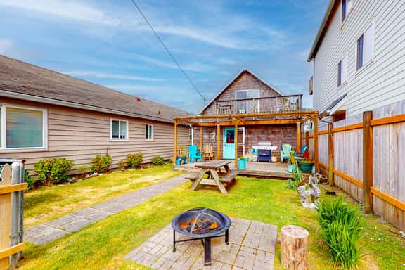 Dog Friendly Cottage with Private Hot Tub Close to Beach and Downtown - Image 1