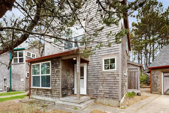 Modern two story dog friendly home located close to beaches and trails - Image 1