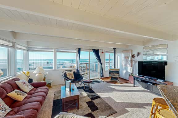 Elegant Condo with Beautiful Ocean Views and Nearby Beach Access - Image 1