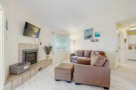 Cozy Dog-Friendly, Family Retreat Near the Beach - Image 1