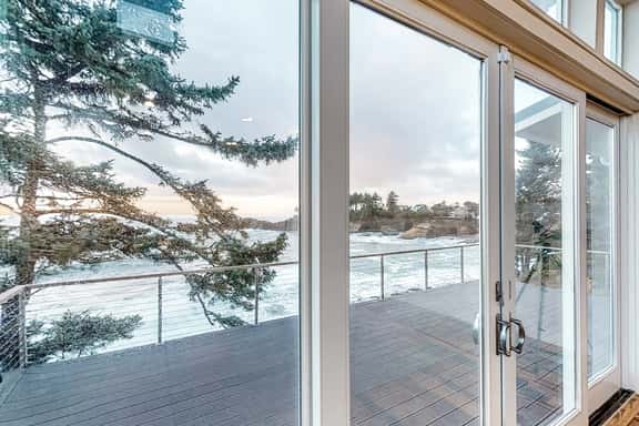 Stunning oceanfront retreat with gourmet kitchen and high speed WiFi dogs welcome - Image 1