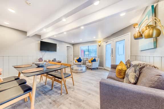 Dog friendly motel with kitchens and kitchenettes and WiFi walk to the beach - Image 1