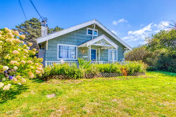 Dog friendly welcoming classic beach cottage with water views - Image 1