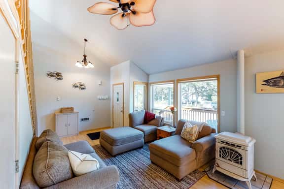 Bright dog friendly home with wrap around deck just steps from beach - Image 1