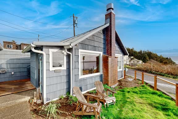 Quaint oceanfront hideaway with open layout fireplace central AC and gas grill - Image 1