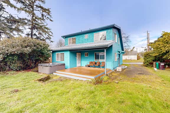 Cozy family home away from home dog friendly with nearby beach access and hot tub - Image 1