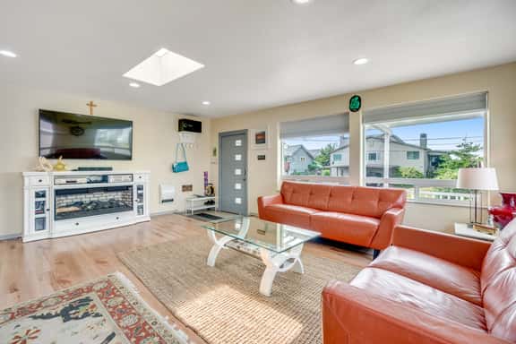 Light filled home in the heart of town with deck and with D steps to beach access - Image 1