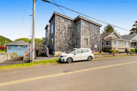 Dog friendly home with water views washer dryer and fireplace close to beaches - Image 1