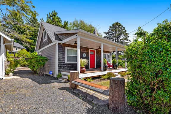 Cottage de la Mer House in Lincoln City with serene porch walk to the beach - Image 1