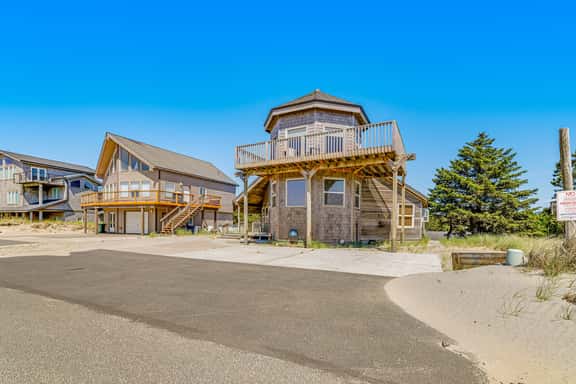 Dog Friendly House with Ocean Views Hot Tub Arcade Machine and Easy Beach Access - Image 1