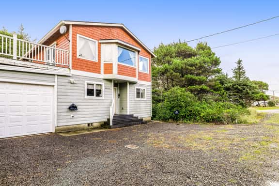 Dog friendly Home with Deck and Enclosed Yard Near Beach Access - Image 1