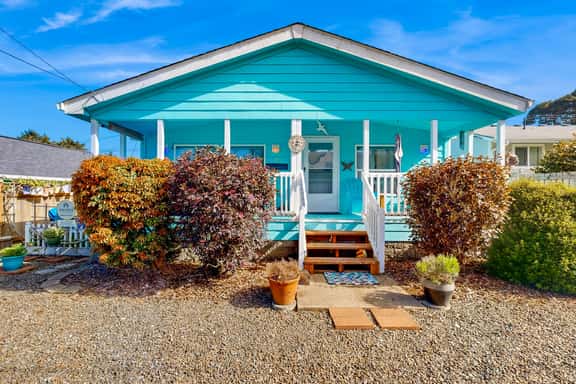Charming home two blocks from the beach private hot tub and washer dryer - Image 1