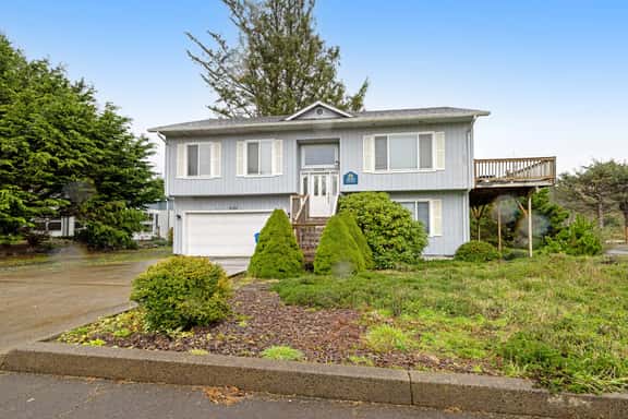 Spacious House with Partial Ocean Views Quiet Location and Two Living Rooms - Image 1