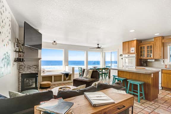 Charming dog friendly waterfront beach home with lovely patio - Image 1