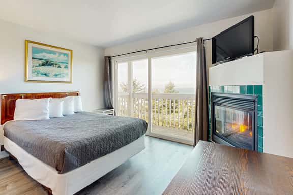 Upper Level Oceanview Studio Near the Beach Free WiFi Dogs Welcome - Image 1