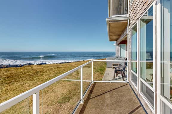 Luxury Waterfront Condo with Shared Hot Tub Pool and Ocean Views - Image 1