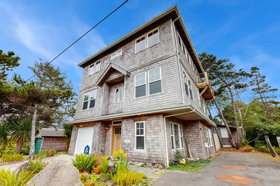 Dog friendly Neskowin Village home with ocean views private hot tub and patio - Image 1