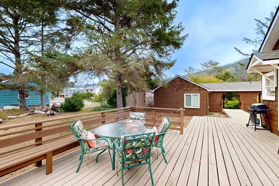 Cozy Coastal Cottage - Image 1