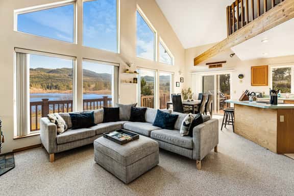 Lake view getaway steps from beach with WiFi and private washer dryer - Image 1