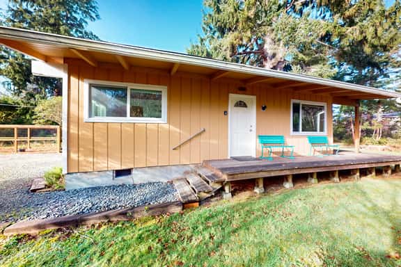 Cozy home in peaceful neighborhood near park beach shops and restaurants - Image 1