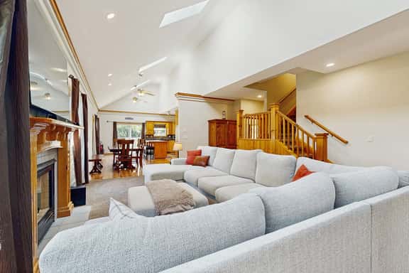 Expansive family friendly home with a private hot tub walk to the beach - Image 1