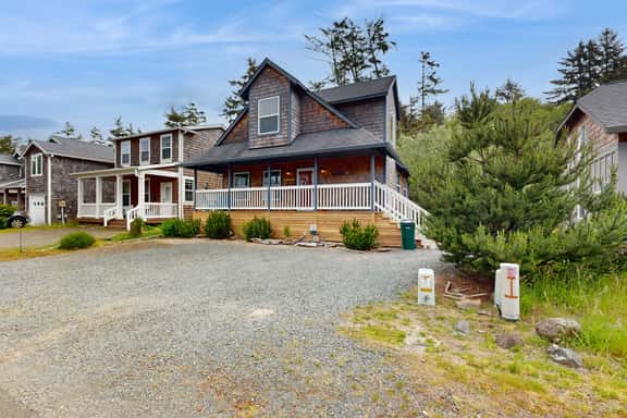 Charming home near coast with firepit deck front porch - Image 1