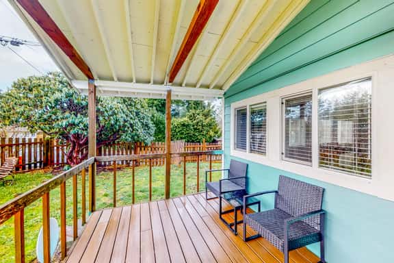 Renovated dog friendly cottage with a covered porch deck yard and washer dryer - Image 1