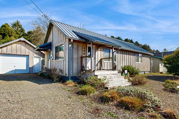 Classic Beach House with Firepit Full Kitchen Fenced Yard Dogs Welcome - Image 1