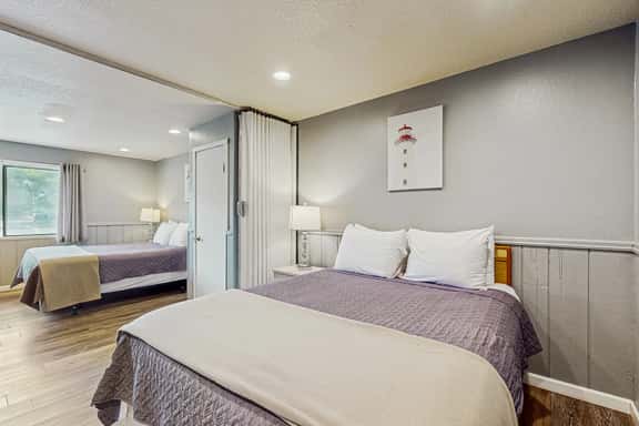 Charming Dog Friendly Room with Kitchenette Near the Beach and Downtown - Image 1