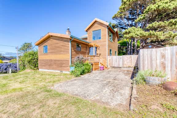 Dog friendly house near beach with hot tub fireplace enclosed yard full kitchen - Image 1