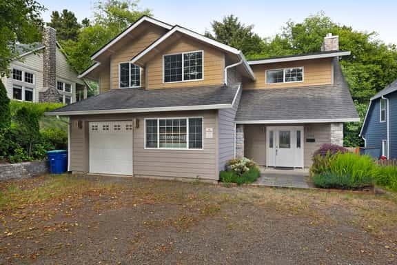 Dog friendly home with enclosed yard game room private hot tub near the beach - Image 1