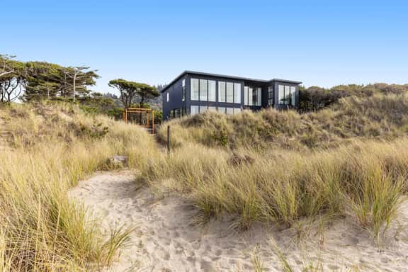 Beachfront designer paradise with amazing ocean view hot tub and shuffleboard - Image 1