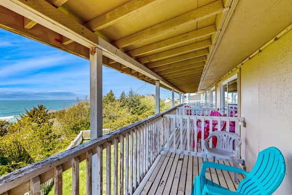 Lovely Coastal Condo with Ocean Views Walk to Beach Dogs OK - Image 1