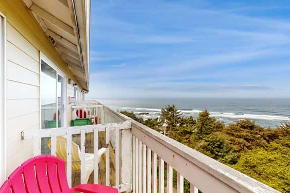 Upper Level Studio with Balcony Dog Friendly and Great Ocean Views - Image 1