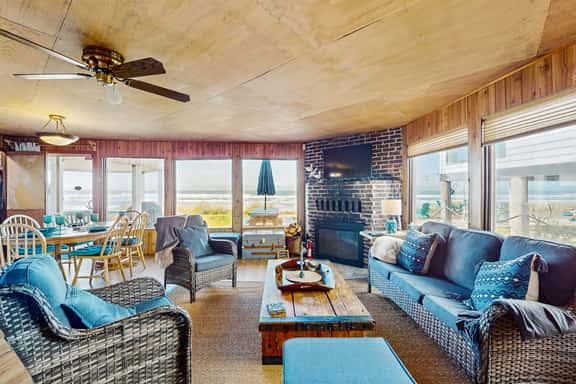 Dog friendly oceanfront house with sweeping ocean views and wood burning fireplace - Image 1